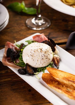 Burrata di Bufala con prosciutto di Parma En Valencia Aragon_1